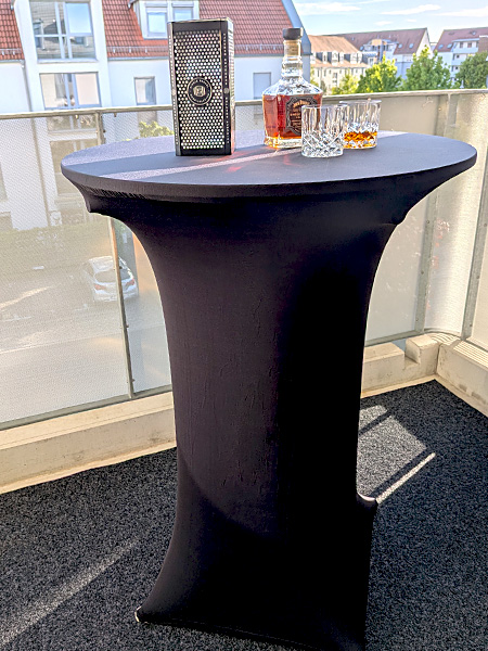Stehtisch mit schwarzer Husse auf einer Dachterrasse bei einer privaten Abendveranstaltung
