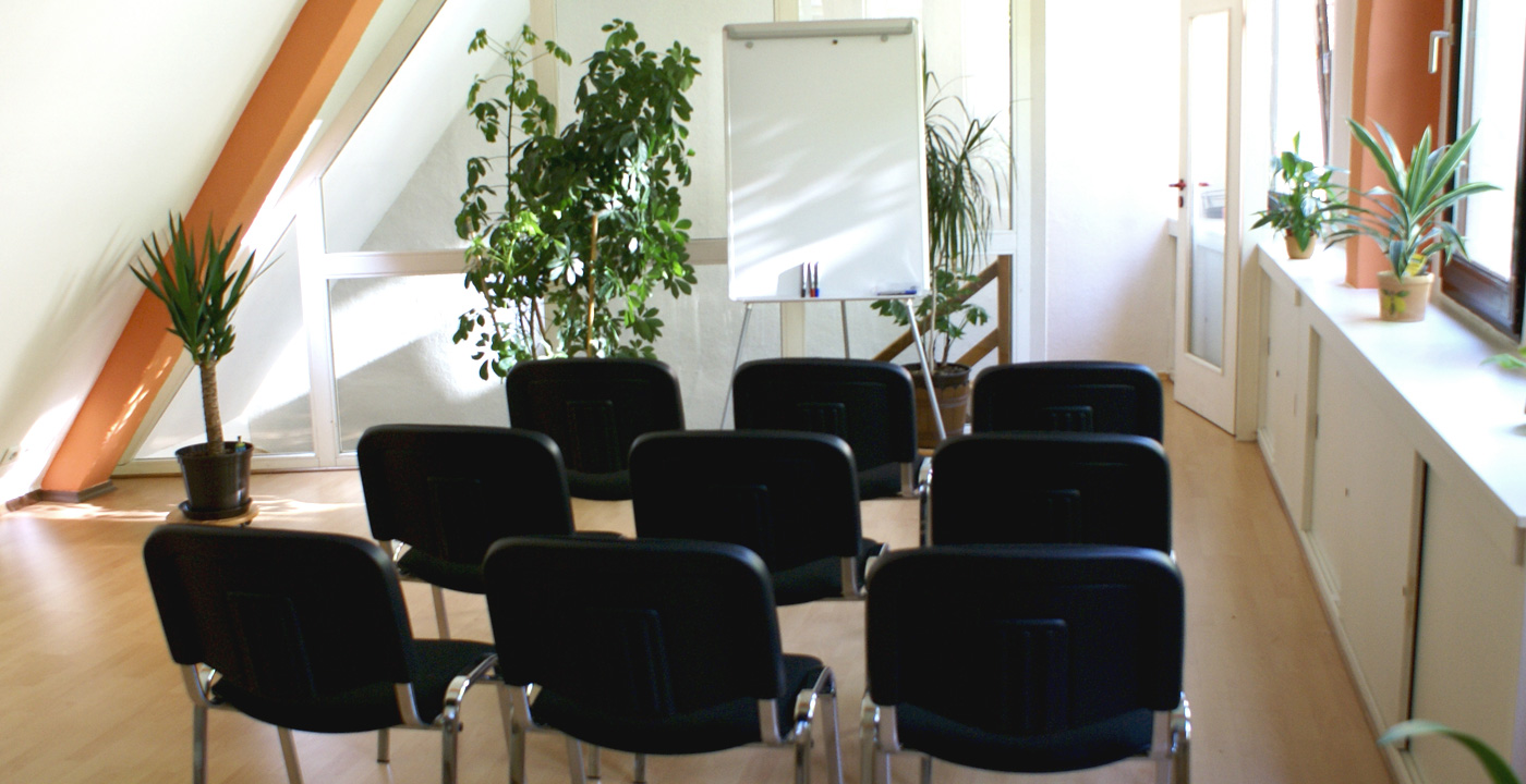 Seminarraum mit Stühlen, Stehtischen und Flipchart zur Miete in Nürnberg